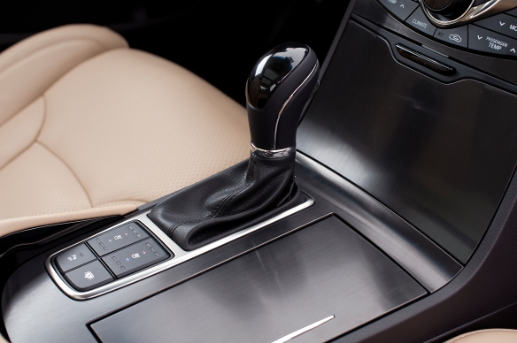 Azera's 6-speed automatic transmission with SHIFTRONIC®. Showcasing the heated and cooled seats, power rear sunshade